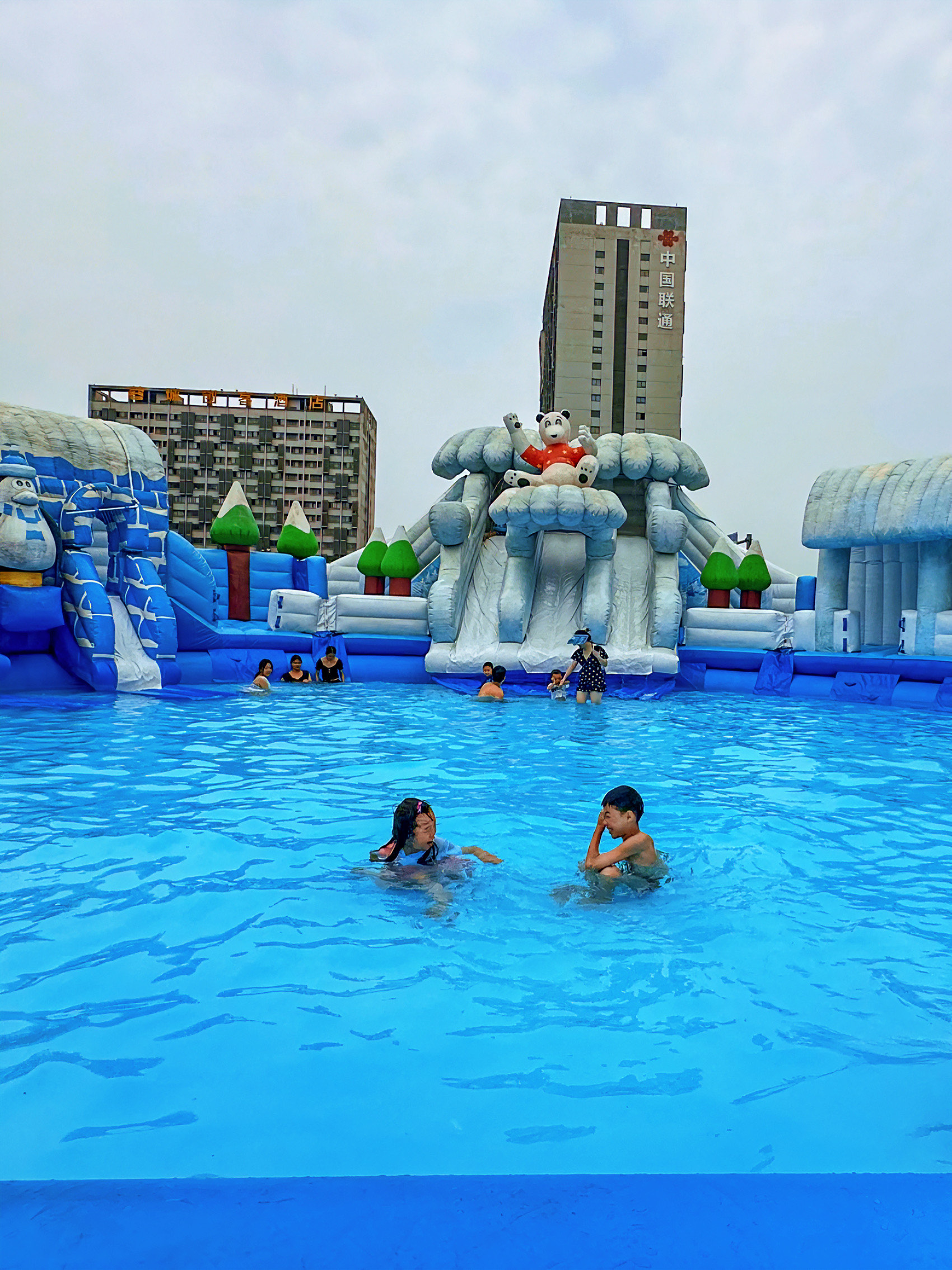 米兰体育APP网页版-关于夏日水上漂移表演，梦幻水世界盛大开启的信息