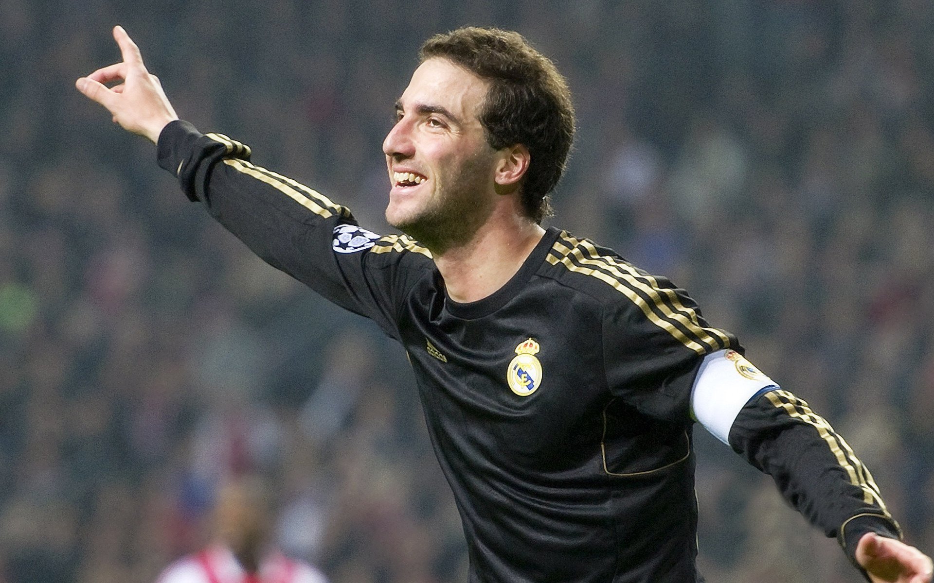 米兰体育官方入口-国家队公开训练日吸引万名观众，互动活动大受欢迎，国家队训练在哪